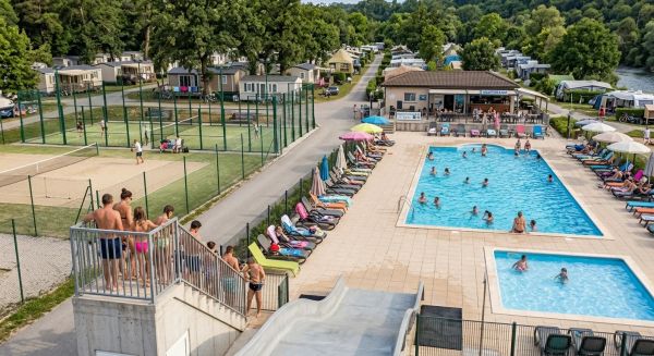 Optez pour un camping ombragé en bord de rivière